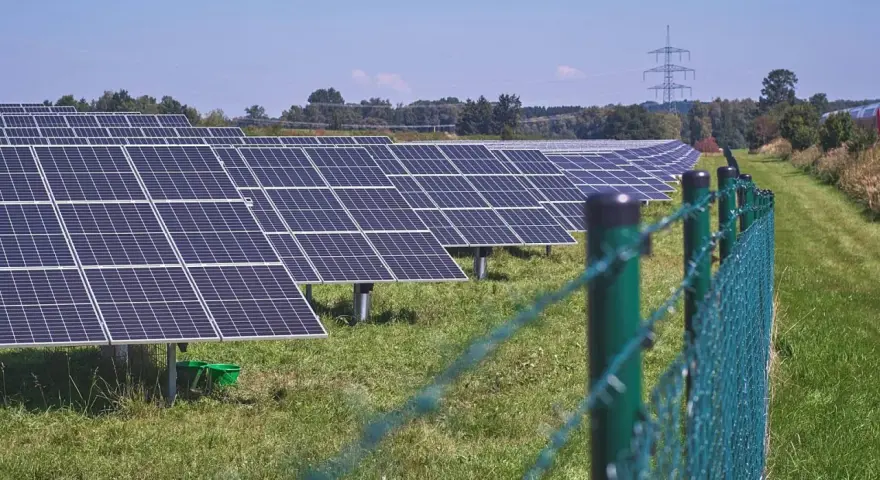 Campo de paneles solares capturando la luz del sol, demostrando las ventajas de la energía solar para un futuro sostenible.