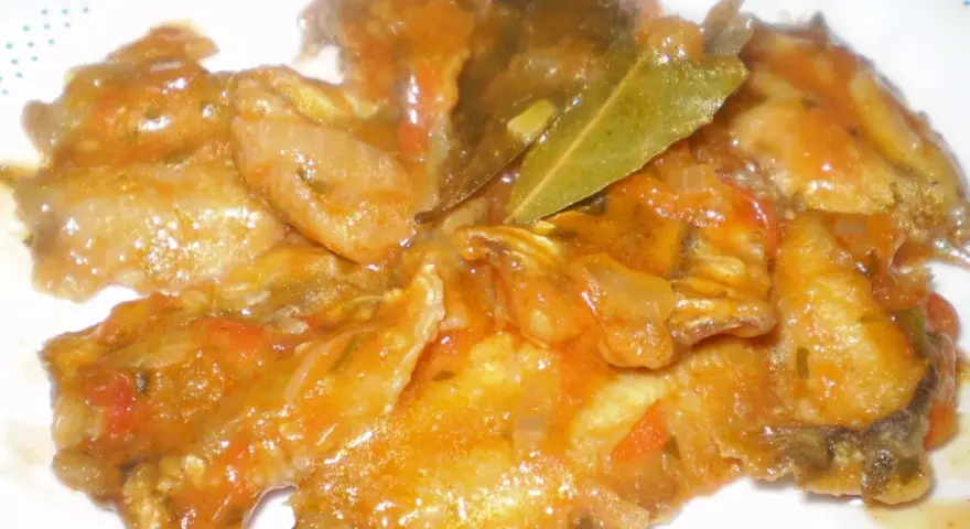 Boquerones en salsa con finas hierbas, un plato delicioso.