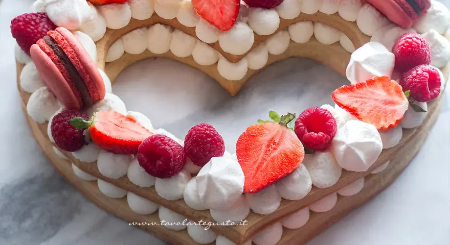 Cuore di biscotto con crema chantilly, fragole, lamponi e macarons. Una deliziosa cream tart senza lattosio, perfetta per San Valentino.