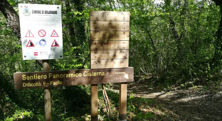 Sentiero Panoramico Cisterna, nel Comune di Bolognano. Segnaletica con indicazioni e pericoli.