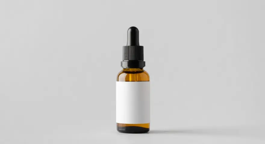 Bursztynowa buteleczka z pipetką, gotowa na zawartość, np. serum z tocopheryl acetate. Pusta biała etykieta czeka na opis.