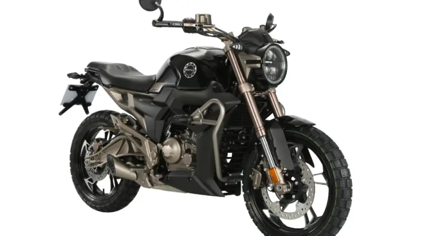 Czarny motocykl Zontes z brązowymi elementami, idealny jako pierwszy motor na kat B.