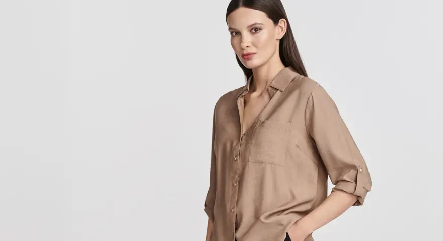 Elegancka koszula w kolorze mokka, z podwiniętymi rękawami, idealna na co dzień.