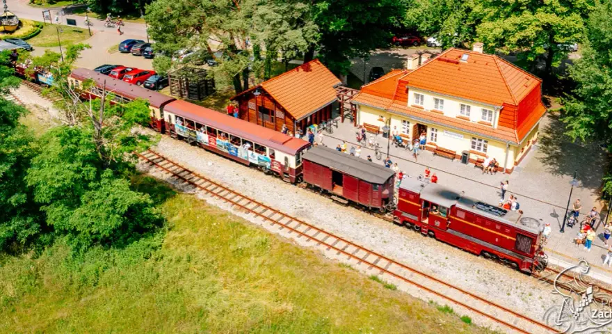 Niechorze pociągiem? Odkryj łatwy dojazd i wąskotorówkę!