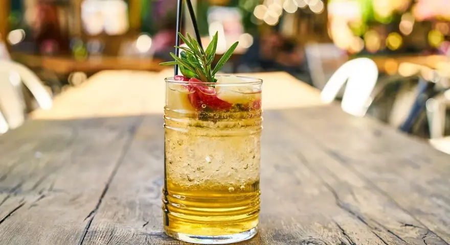 Orzeźwiający gin pomarańczowy z plasterkami owoców i rozmarynem. Idealny na letnie popołudnie.