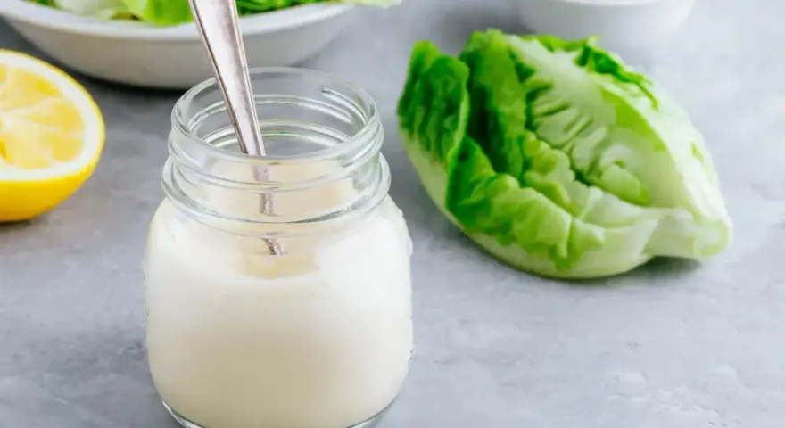 Sauce César maison prête à l'emploi, avec des ingrédients frais comme la laitue et le citron. Une recette facile pour une sauce parfaite.