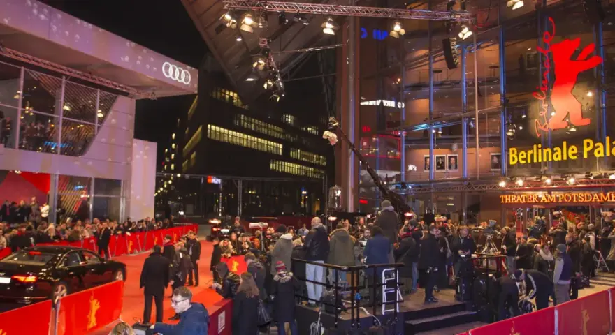 Roter Teppich vor dem Berlinale Palast, wo die Stars bei den Filmfesten in Berlin eintreffen. Menschenmassen und Kameras warten auf die Ankunft.