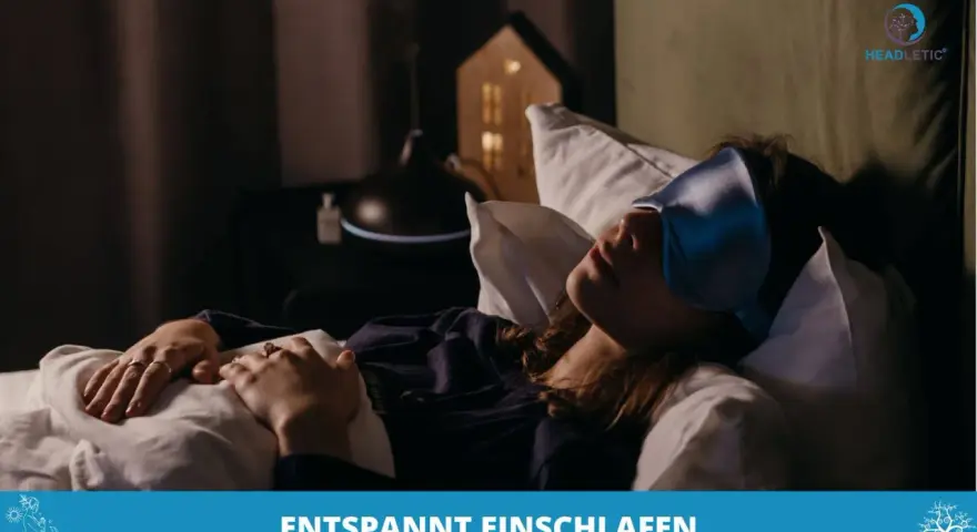 Eine Frau schläft mit Schlafmaske. Ein Diffusor und ein Hauslicht im Hintergrund schaffen eine beruhigende Atmosphäre für Affirmationen zum Einschlafen.