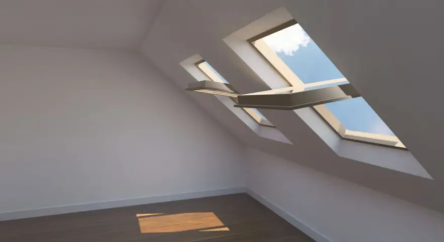 Luce solare entra da una finestra nel tetto, illuminando un pavimento in legno.