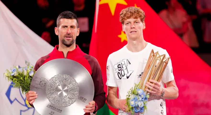 Novak Djokovic y Jannik Sinner, finalistas del ATP de Shanghai, posan con sus trofeos y flores.