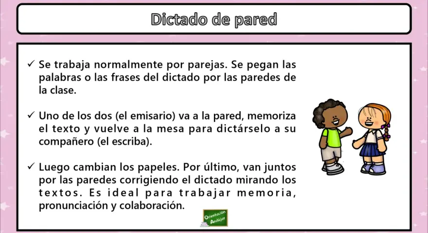 Dos niños aprenden con dictados divertidos en la pared. Se pegan frases, uno memoriza y el otro escribe.