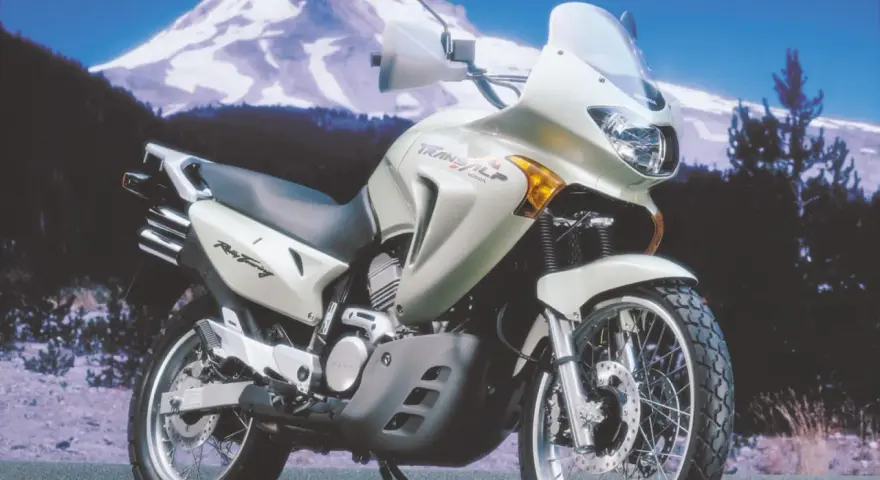 Honda Transalp 650 dane techniczne: motocykl turystyczny na tle górskiego krajobrazu. Gotowy na każdą trasę.