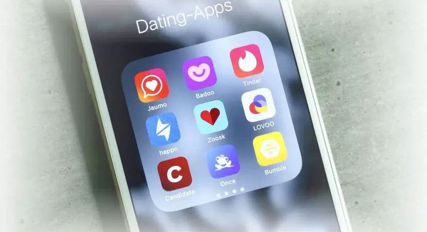 Smartphone-Bildschirm mit Icons verschiedener Dating-Apps wie Tinder, Badoo und Lovoo.