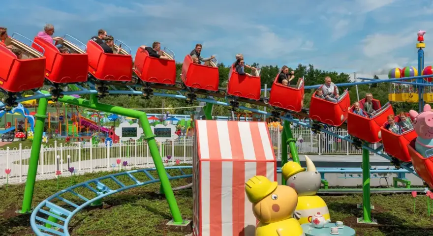 Familien genießen eine Fahrt auf der Achterbahn im Legoland Peppa Pig Land.