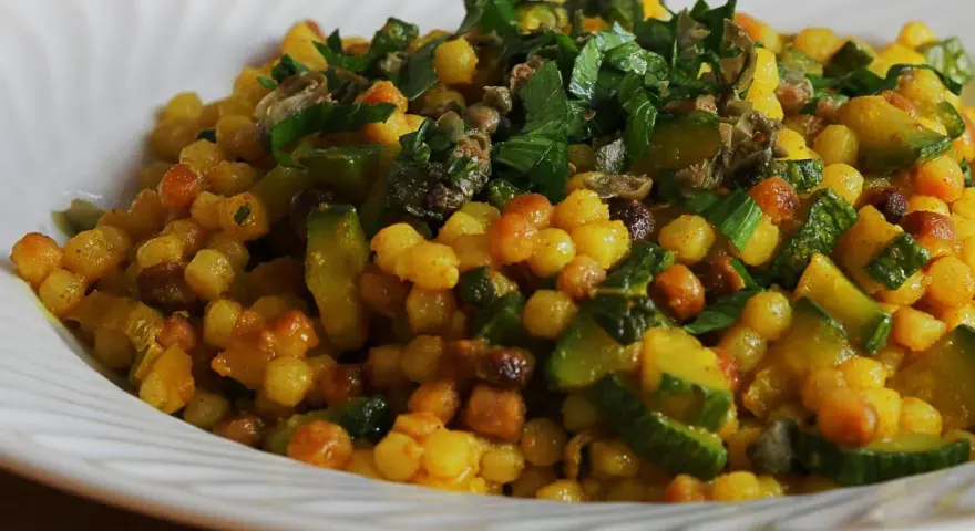 Fregola saporita con zucchine e capperi, un'idea per fregola ricette semplici e gustose.
