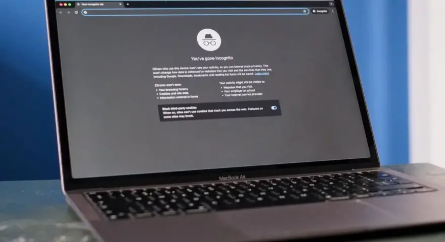 Czy tryb incognito zostawia ślady? Na ekranie MacBook Air widać komunikat "You've gone Incognito", wyjaśniający, co jest zapisywane, a co nie.