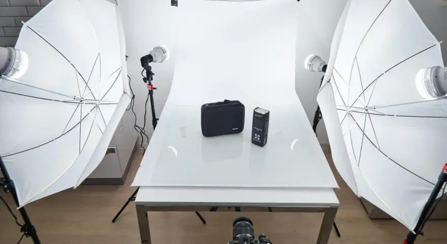 Profesjonalne oświetlenie do zdjęć w domu: dwa parasole fotograficzne, lampy i aparat. Idealna jaka lampa do zdjęć w domu.