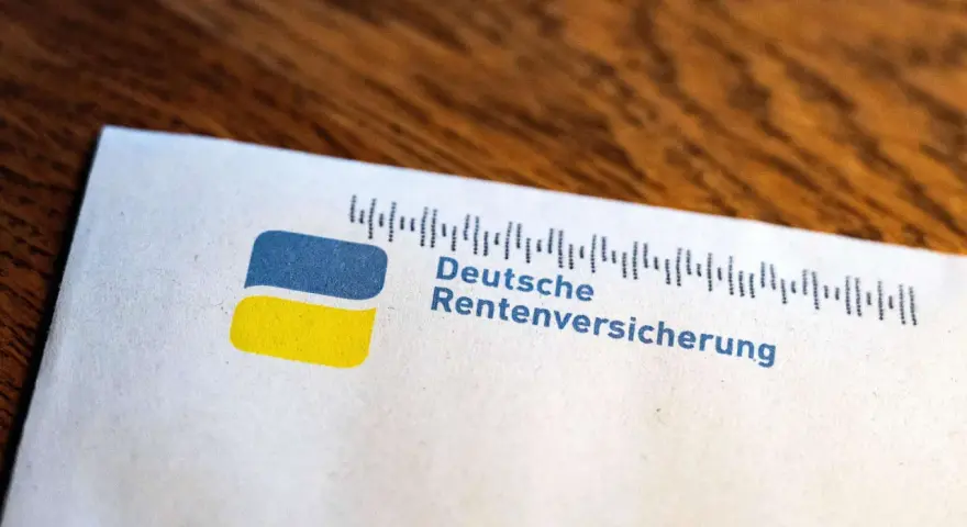 Logo der Deutschen Rentenversicherung auf weißem Papier, daneben ein Barcode-ähnliches Muster.
