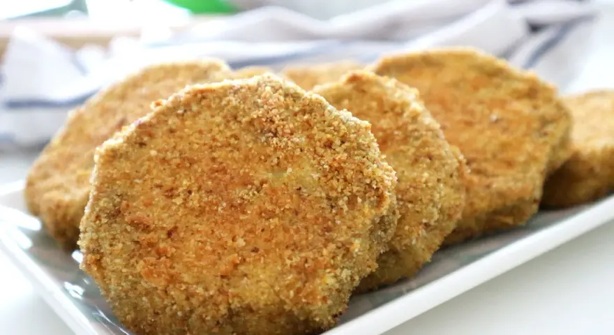 Fette dorate di melanzane impanate al forno, croccanti e pronte da gustare.