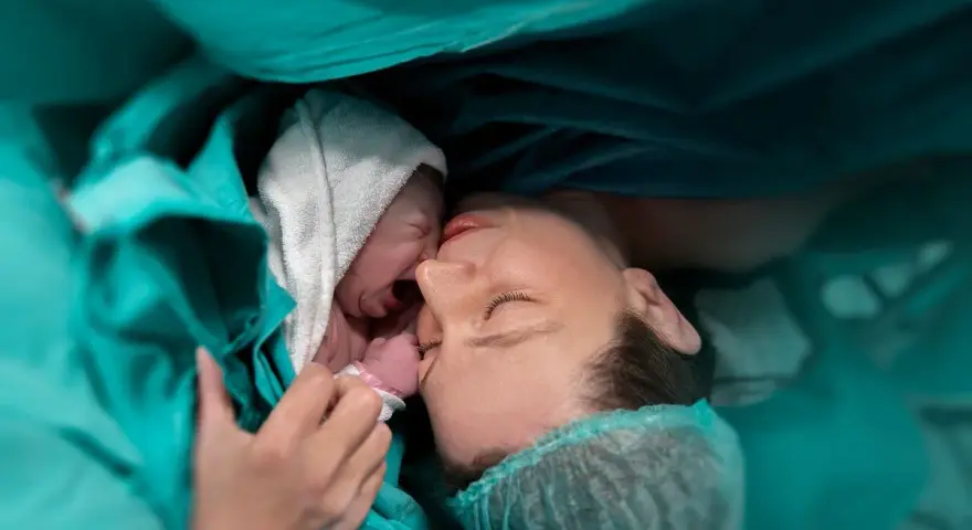 Matka tuli noworodka, którego płeć dziecka zależy od genów ojca. Wzruszający moment tuż po narodzinach.