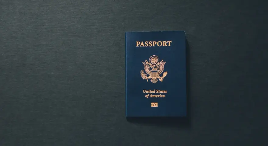 Niebieski paszport USA z godłem. Zastanawiasz się, ile jest ważny paszport?