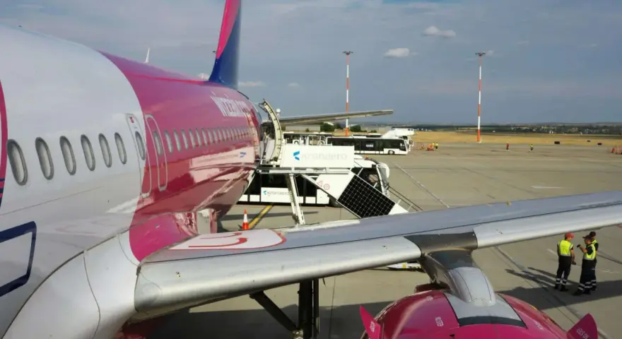 Samolot Wizz Air na płycie lotniska. Zastanawiasz się, co można zabrać do samolotu Wizzair? Sprawdź zasady przewoźnika przed podróżą.