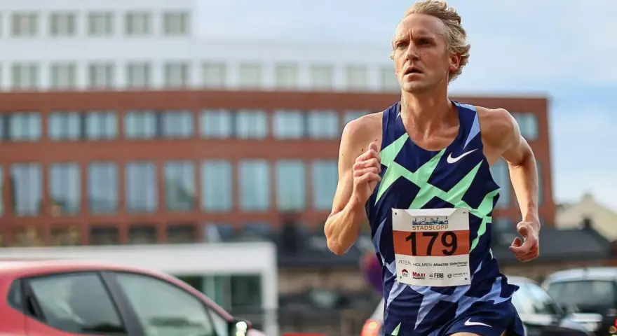 David Nilsson tävlar i Stadsloppet, nummer 179, med fokus på att nå mållinjen.