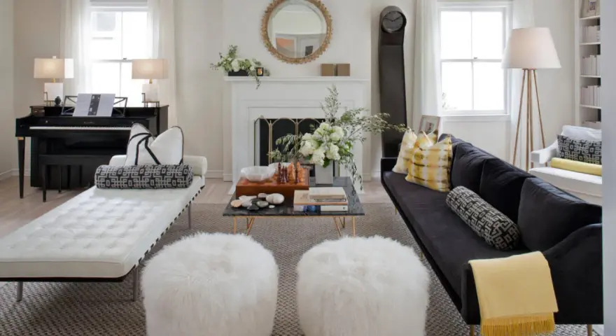 Un salon élégant où l'on peut associer 2 canapés différents : un blanc capitonné et un noir velours, complétés par des poufs blancs moelleux.