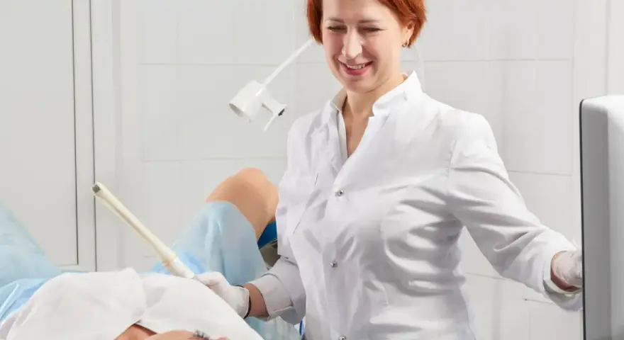 Lekarka wykonuje badanie USG, które może pomóc zdiagnozować pieczenie pochwy.
