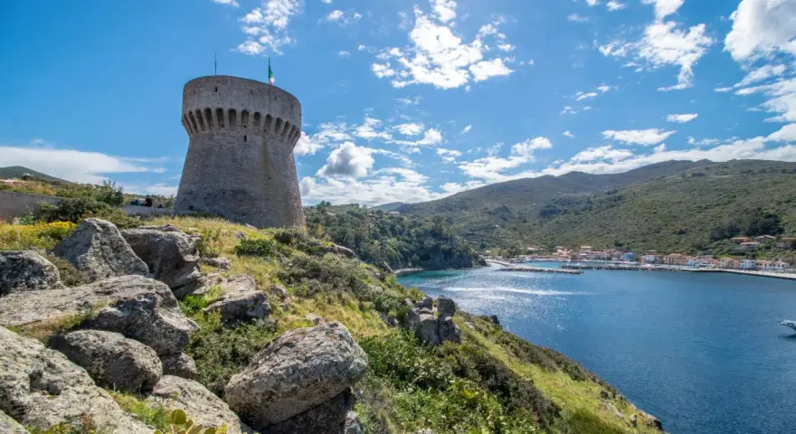 Torre del Giove, un simbolo dell'isola di Capraia, domina il golfo azzurro con le sue antiche mura.
