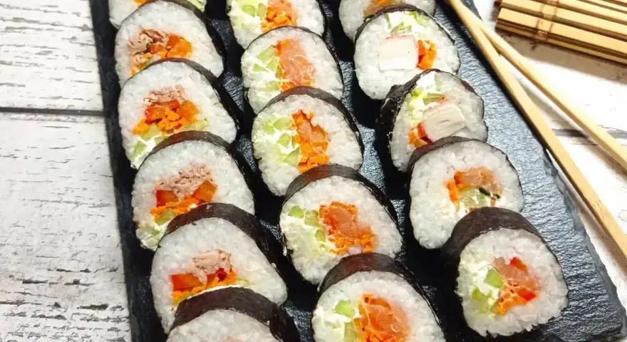 Pyszne rolki sushi z łososiem, tuńczykiem i warzywami. Idealny przepis na domowe sushi.