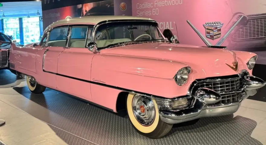 Ein rosafarbener Cadillac Fleetwood, wie ihn Elvis Presley liebte. Dieses ikonische Elvis Presley Auto glänzt mit Chrom und Weiß.