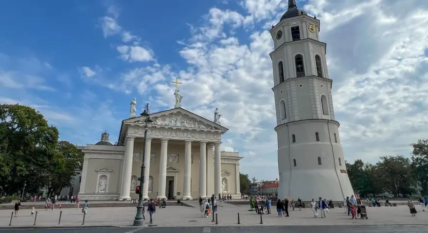 Katedra Wileńska i dzwonnica – jedne z głównych wilno atrakcje. Tłumy spacerują po placu.