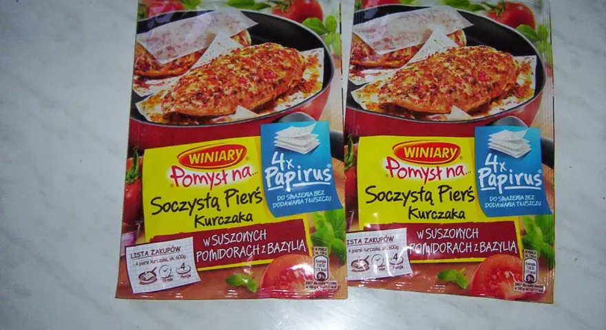 Dwie paczki Winiary "Pomysł na... Soczysta Pierś Kurczaka w suszonych pomidorach z bazylią" z 4x Papirus do smażenia bez tłuszczu.
