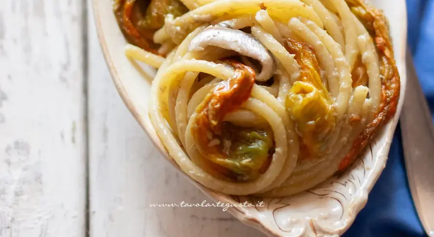 Un piatto di pasta con fiori di zucca, un classico estivo. I fiori di zucca, dolci e delicati, si sposano perfettamente con la pasta.