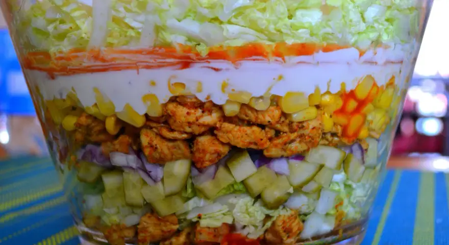Sałatka gyros: Idealne warstwy krok po kroku. Uniknij błędów!