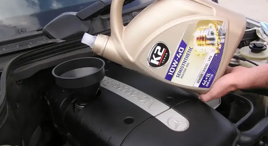Wlewanie oleju K2 10W-40 do silnika Mercedesa. Sprawdzamy, ile oleju do silnika potrzeba.