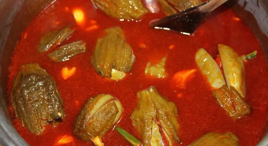 Berenjenas de Almagro en salsa roja, listas para servir. Una receta tradicional llena de sabor.