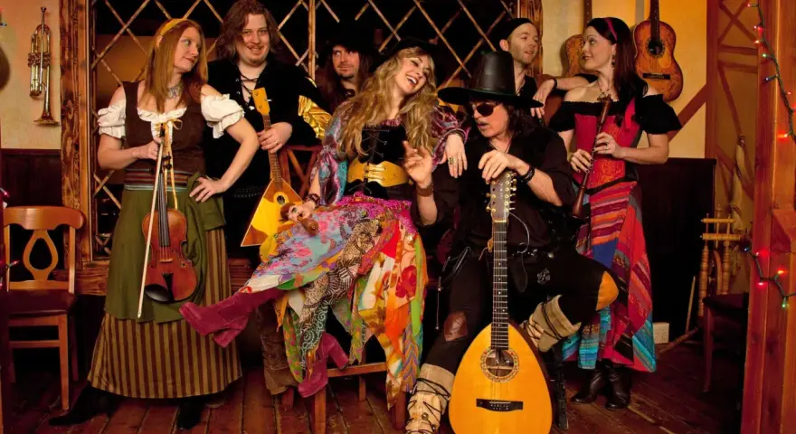 Ritchie Blackmore heute mit seiner Band Blackmore's Night in mittelalterlicher Kleidung, umgeben von Instrumenten.
