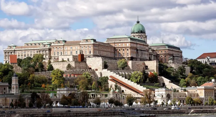 Budynek Zamku Królewskiego w Budapeszcie, symbol tego, z czego słyną Węgry, góruje nad Dunajem.