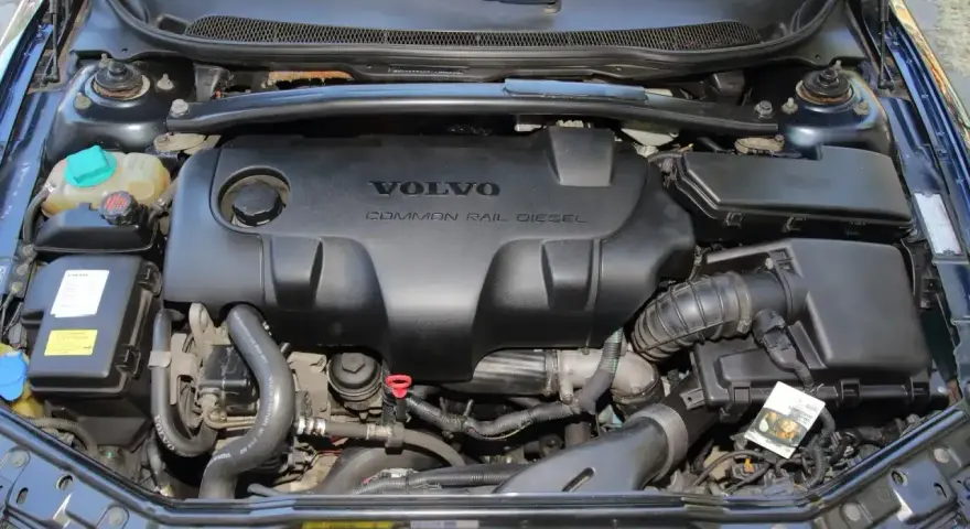 Silnik Volvo 2.4 D5 z systemem Common Rail Diesel. Widoczne elementy układu dolotowego i chłodzenia.