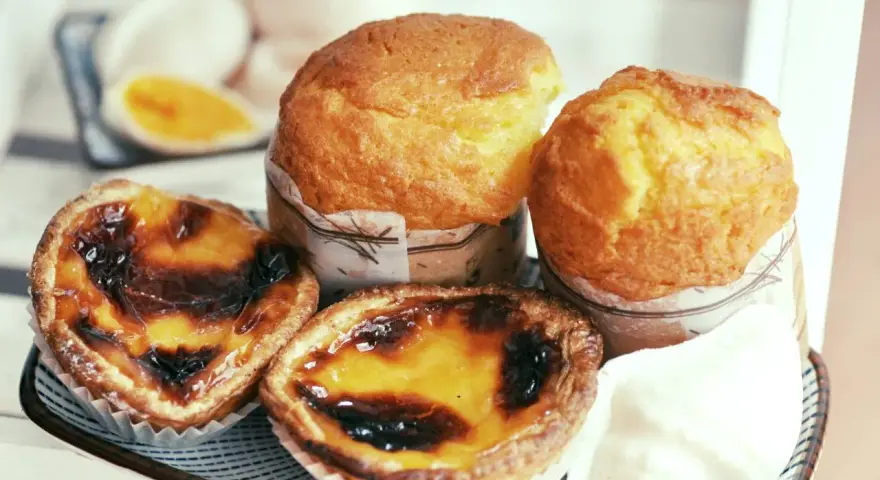 Pyszne babeczki i dwa pastel de nata – idealne, by dowiedzieć się, co przywieźć z Portugalii jedzenie.