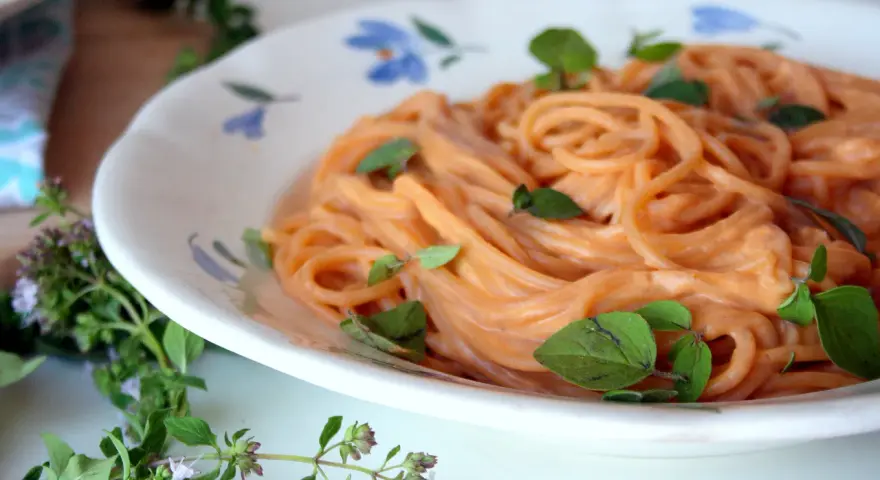 Zagęść sos pomidorowy bez mąki: sekrety idealnego spaghetti!