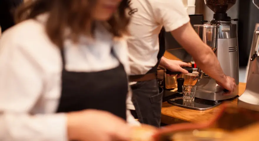 Barista preparando café, parte del proceso de seleccion personal hosteleria.
