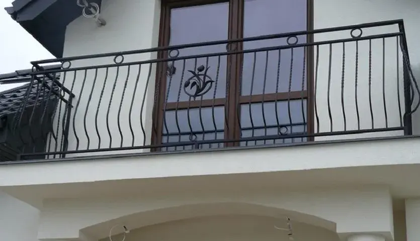 Jak wybrać idealny kolor balustrady balkonowej do swojego domu?