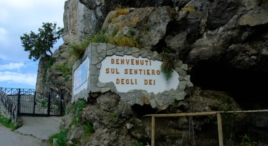 Benvenuti sul Sentiero degli Dei. Un cartello accoglie i visitatori all'inizio del percorso, incastonato nella roccia.