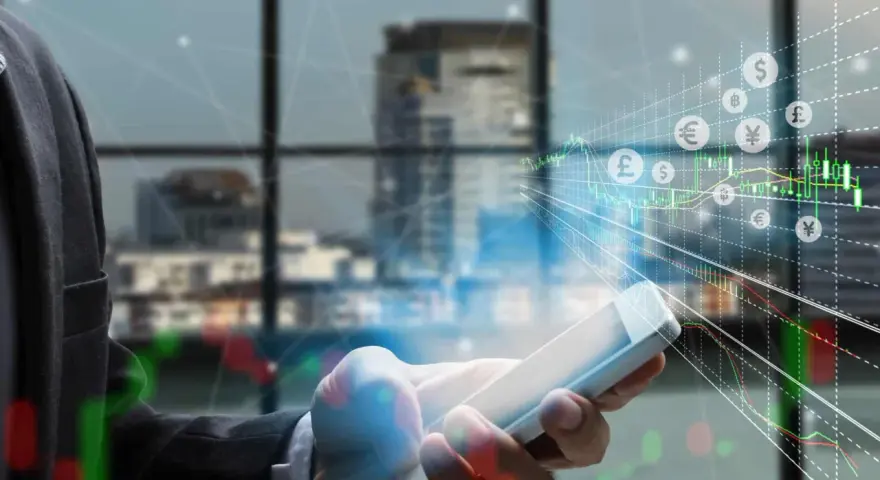 Un uomo in giacca e cravatta usa uno smartphone con grafici finanziari e simboli di valuta sovrapposti. Il suo stipendio da broker finanziario è in crescita.