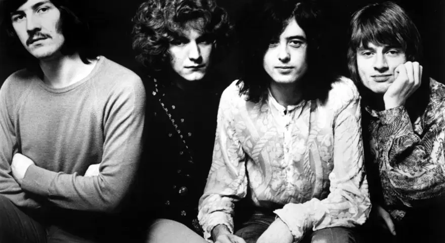 Les membres de Led Zeppelin posent ensemble, quatre légendes du rock prêtes à conquérir le monde.