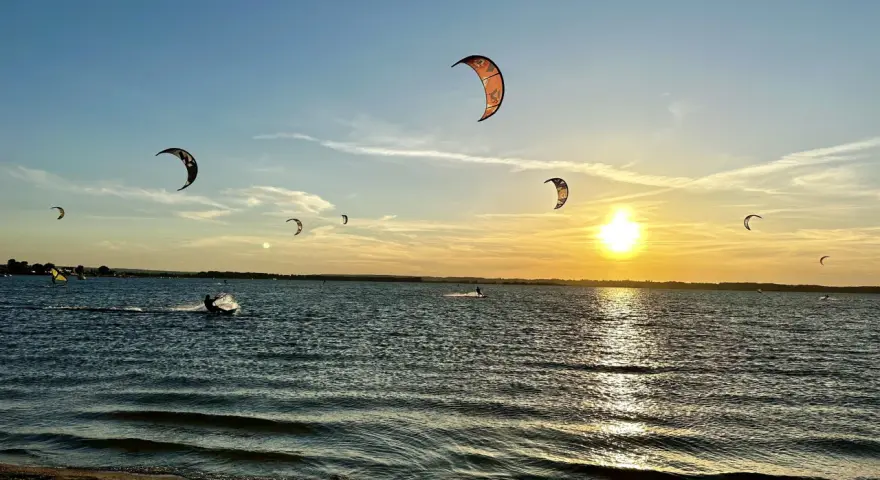 Kitesurfing w Polsce: Hel, jeziora i Bałtyk. Gdzie wieje?