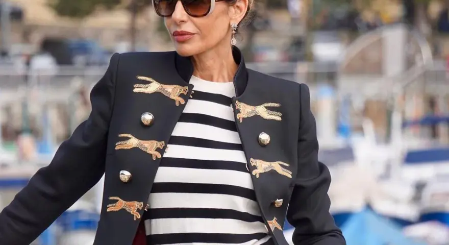 Elegancka kobieta w okularach przeciwsłonecznych i marynarce z motywem gepardów, w stylu francuskim.